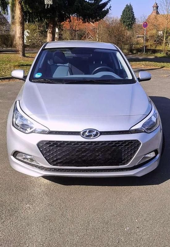 Gebraucht Hyundai i20 GO! 75 PS (55 kW) 2016 Silber Limousine
