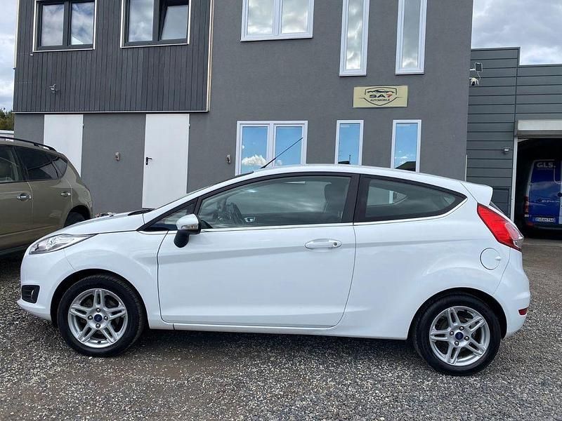 Weiß Gebraucht 2013 Ford Fiesta Titanium Kleinwagen | 2.790 € (Fairer Preis) - Bild 1/4