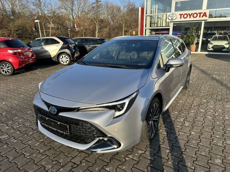 Shimmering silber metallic Gebraucht 2024 Toyota Corolla Team Kombi | 33.890 € (Etwas zu teuer) - Bild 1/4
