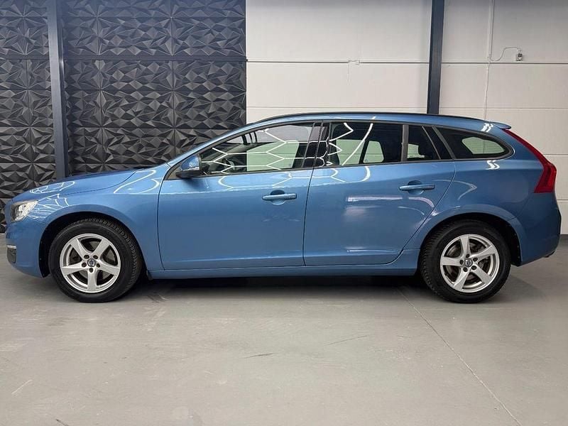 Gebraucht Volvo V60 Business Edition 150 PS (110 kW) 2017 Blau Kombi