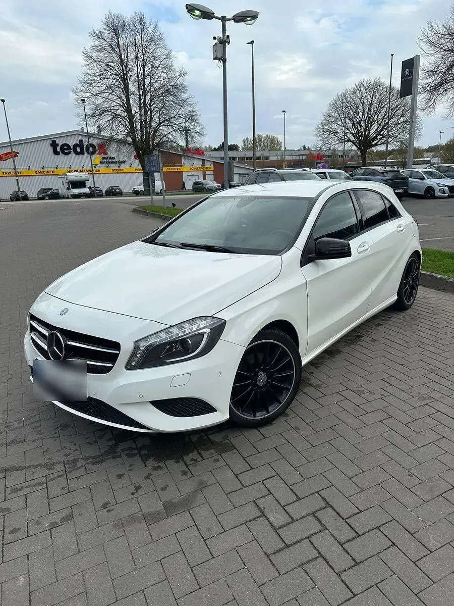 Gebraucht Mercedes A180 Style 122 PS (89 kW) 2014 Weiß Limousine