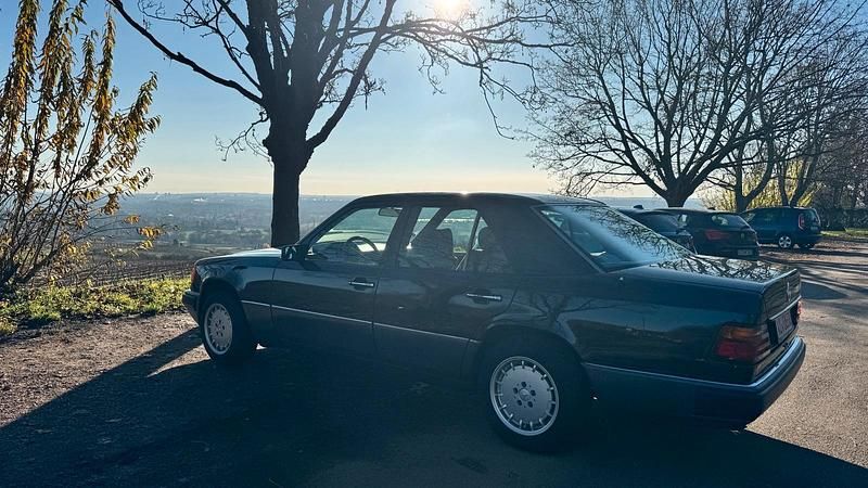Schwarz Gebraucht 1991 Mercedes E200 Limousine | 6.850 € - Bild 1/4