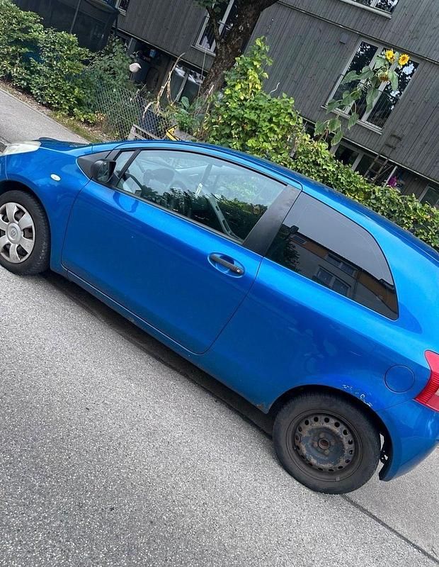 Blau Gebraucht 2006 Toyota Yaris Limousine | 950 € (Superpreis) - Bild 1/4
