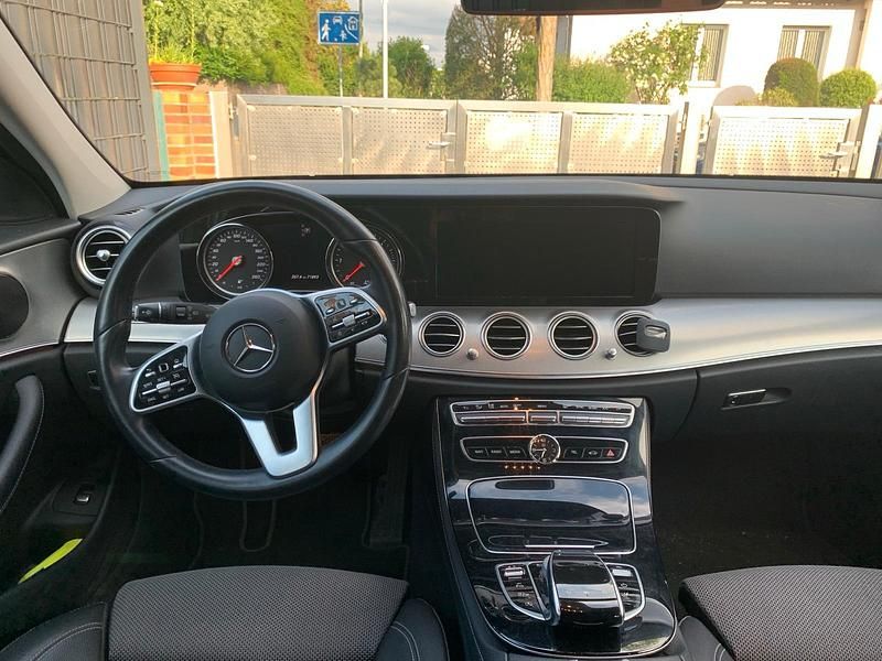Gebraucht Mercedes E220 179 PS (131 kW) 2019 Schwarz Kombi
