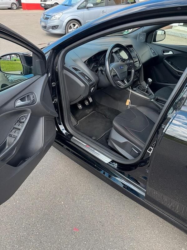 Second-hand Ford Focus ST-Line 125 CP (91 kW) 2017 Negru Break