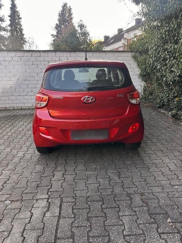 Gebraucht Hyundai i10 87 PS (63 kW) 2015 Rot Kleinwagen