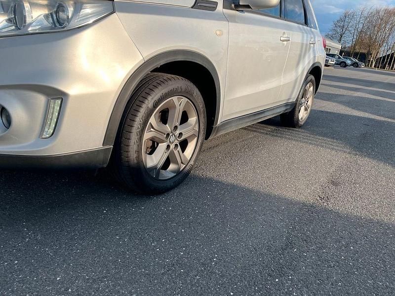 Gebraucht Suzuki Vitara Active 120 PS (88 kW) 2015 Grau SUV