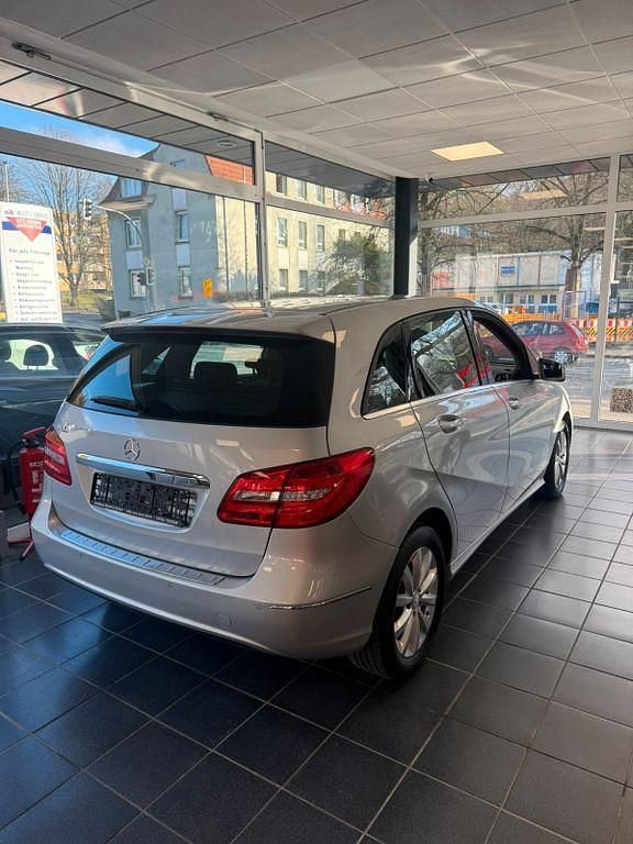 Gebraucht Mercedes B180 122 PS (89 kW) 2014 Silber Van / Kleinbus