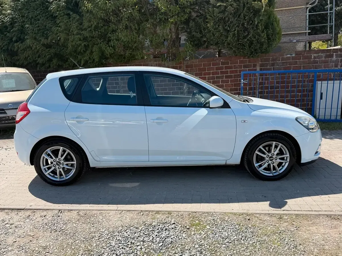Używany Kia Ceed 105 KM (77 kW) 2012 Biały Hatchback
