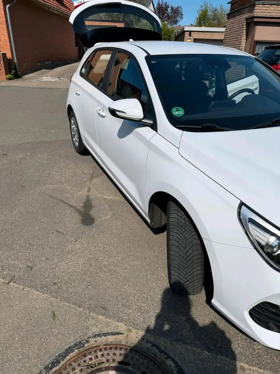 Gebraucht Hyundai i30 Trend 99 PS (72 kW) 2019 Weiß Limousine