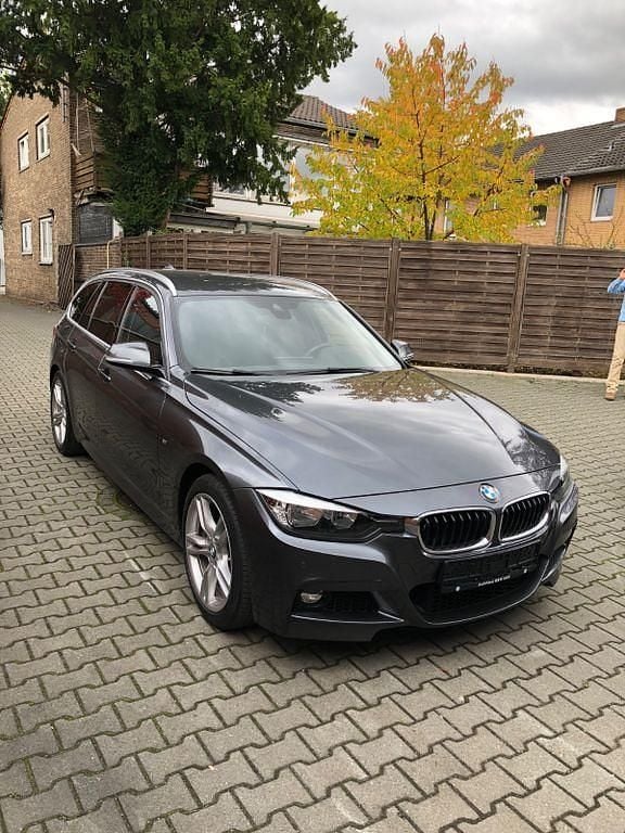 Grau Gebraucht 2016 BMW 330 M Sport Kombi | 13.850 € (Superpreis) - Bild 1/4