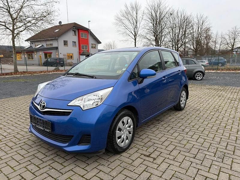 Blau Gebraucht 2011 Toyota Verso-S Life Van / Kleinbus | 5.480 € (Fairer Preis) - Bild 1/4