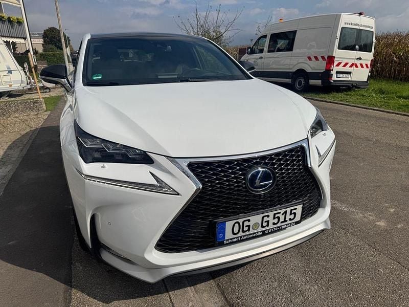 Weiß Gebraucht 2017 Lexus NX300 E-FOUR F-Sport SUV | 27.900 € - Bild 1/4