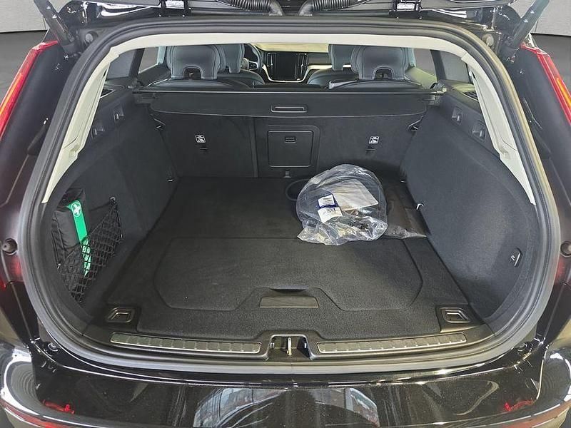 Gebraucht Volvo V60 Plus 349 PS (256 kW) 2024 Onyx black metallic Kombi