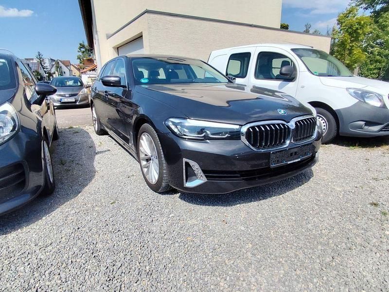 Grau Gebraucht 2022 BMW 530e Luxury Line Kombi | 32.800 € (Guter Preis) - Bild 1/4