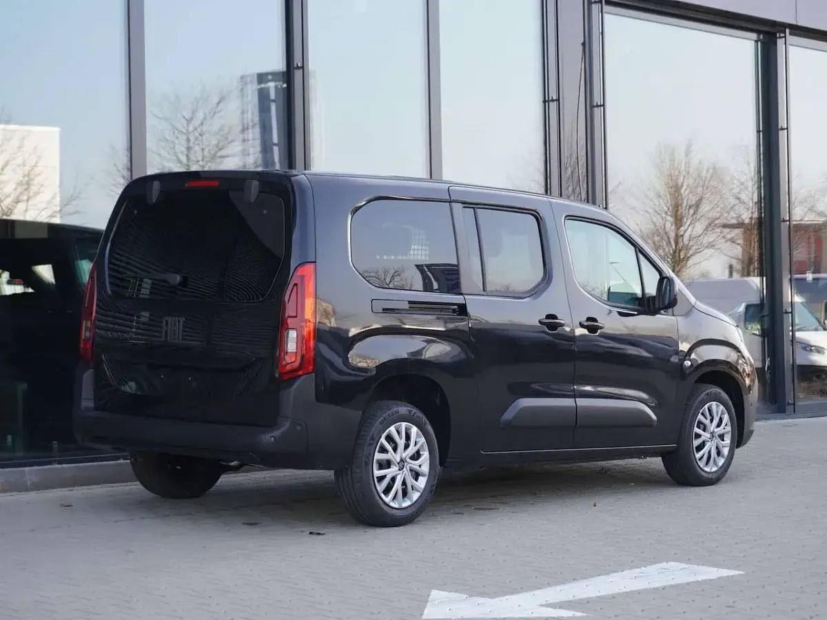 Neu Fiat Doblò 131 PS (96 kW) 2026 Schwarz Van / Kleinbus