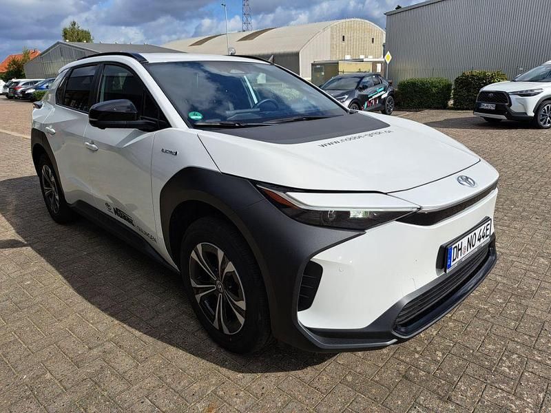Gebraucht Toyota bZ4X Basis 150 kW (204 PS) 2023 Platinumweiß perleffekt SUV