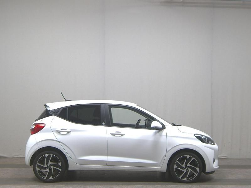 Weiss Gebraucht 2022 Hyundai i10 Edition 30+ Kleinwagen | 11.480 € (Guter Preis) - Bild 1/4