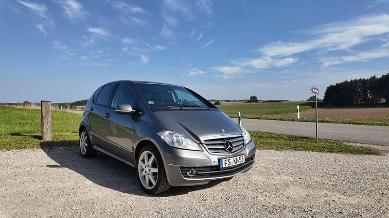 Silber Gebraucht 2011 Mercedes A180 Elegance Van / Kleinbus | 5.499 € (Fairer Preis) - Bild 1/4
