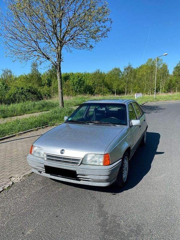 Silber Gebraucht 1991 Opel Kadett Limousine | 2.800 € - Bild 1/4