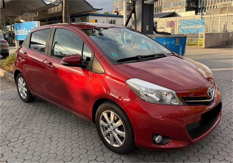 Rot Gebraucht 2013 Toyota Yaris Life Kleinwagen | 7.100 € (Fairer Preis) - Bild 1/4