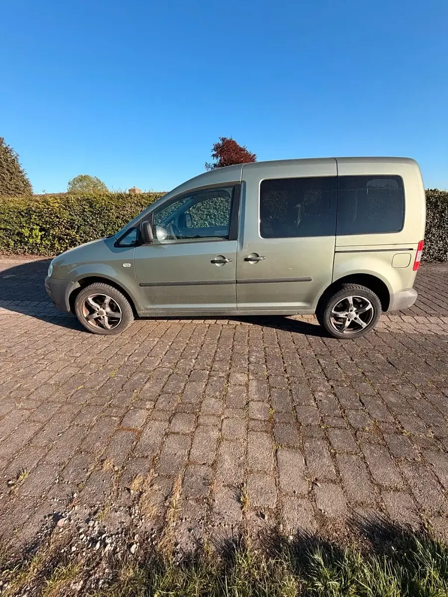 Usado VW Caddy 105 HP (77 kW) 2006 Verde Monovolume