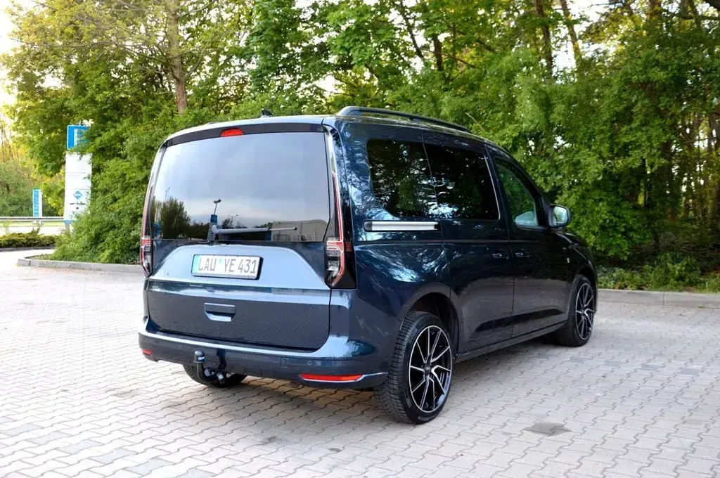 Second-hand VW Caddy R 114 CP (83 kW) 2023 Albastru Monovolum