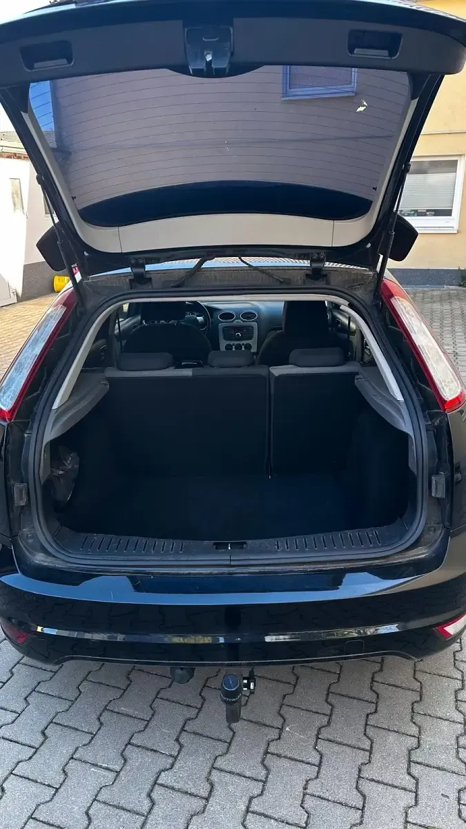 Second-hand Ford Focus 125 CP (91 kW) 2010 Negru Berlinǎ