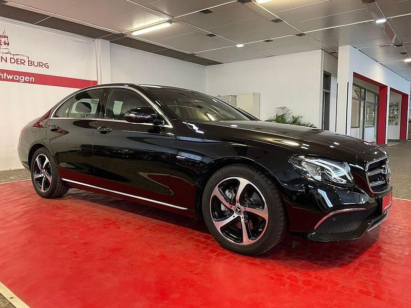 Schwarz Gebraucht 2019 Mercedes E220 Limousine | 28.990 € (Guter Preis) - Bild 1/4