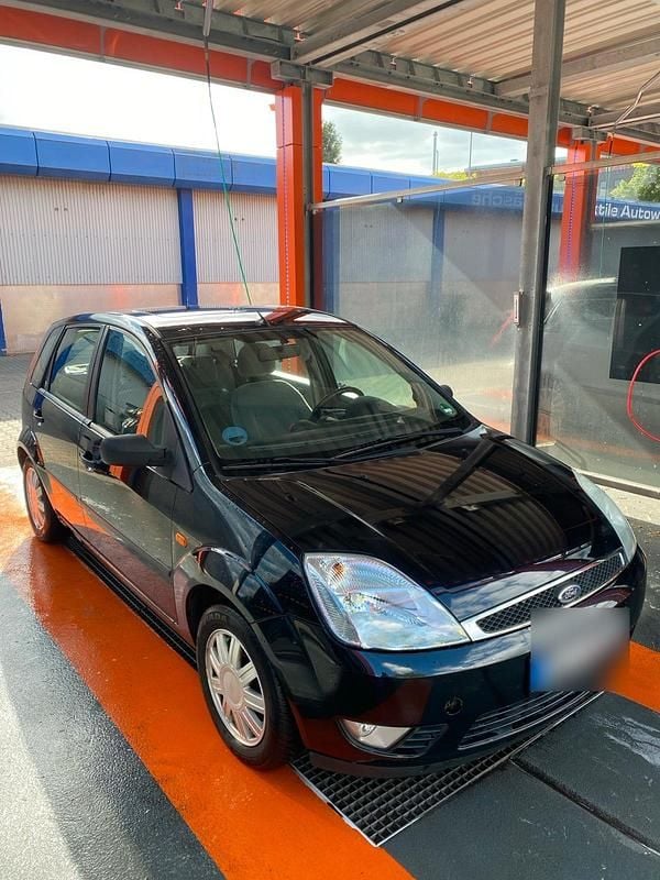 Schwarz Gebraucht 2002 Ford Fiesta Kleinwagen | 2.549 € (Fairer Preis) - Bild 1/4