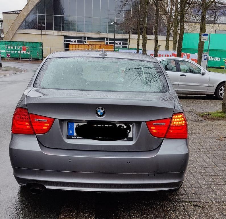 Gebraucht BMW 320 170 PS (125 kW) 2011 Silber Limousine