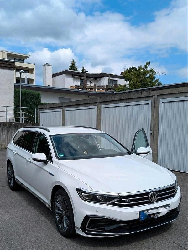 Weiß Gebraucht 2020 VW Passat GTE Kombi | 18.580 € - Bild 1/4