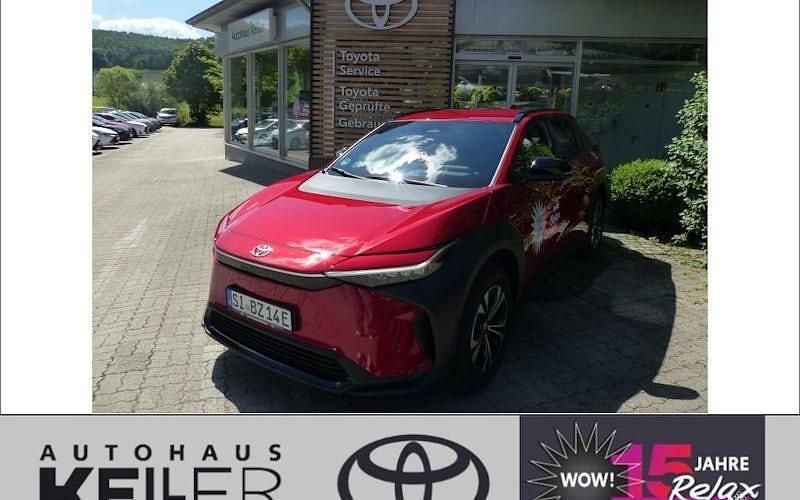 Karminarot metallic Gebraucht 2025 Toyota bZ4X SUV | 39.960 € (Fairer Preis) - Bild 1/4
