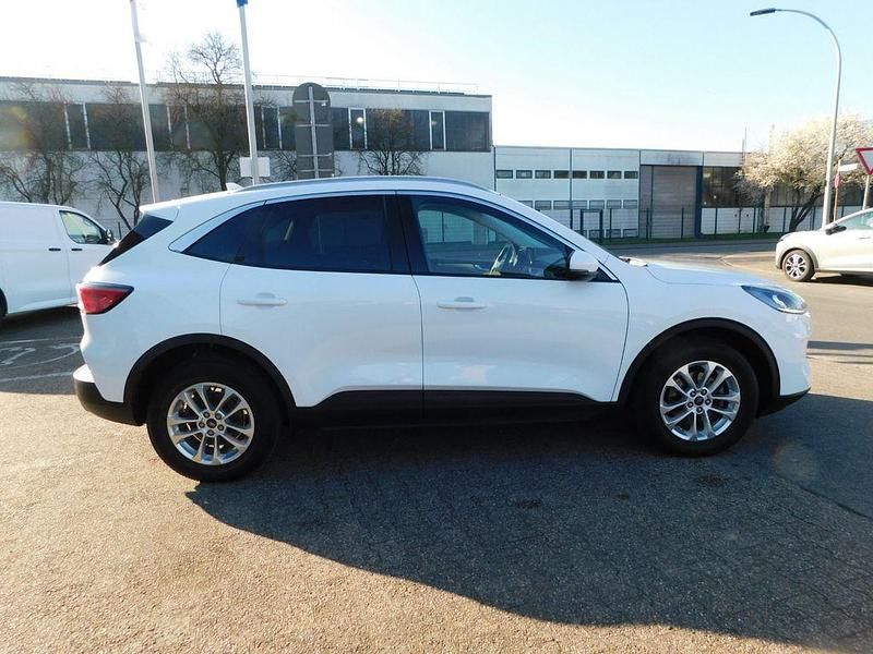 Gebraucht Ford Kuga Titanium 120 PS (88 kW) 2022 Weiß SUV