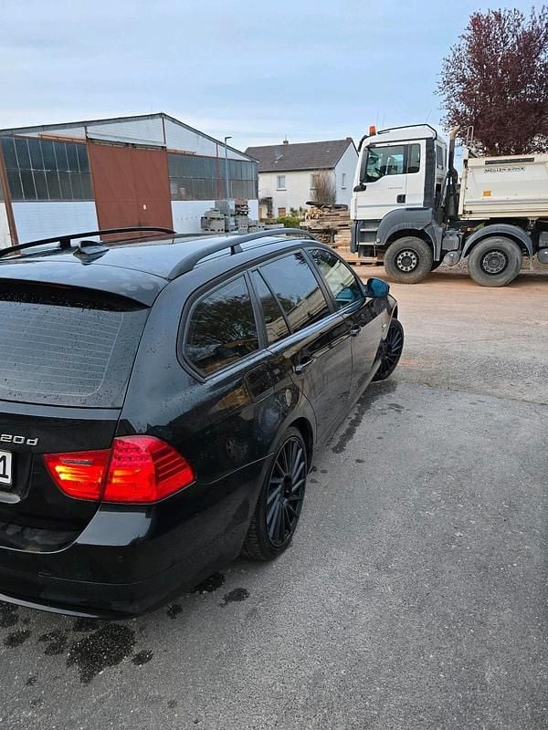 Gebraucht BMW 320 177 PS (130 kW) 2008 Schwarz Kombi