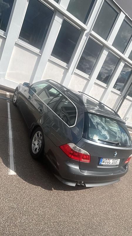 Grau Gebraucht 2006 BMW 530 Kombi | 4.600 € - Bild 1/4