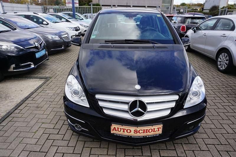 Schwarz Gebraucht 2011 Mercedes B180 Van / Kleinbus | 5.900 € (Guter Preis) - Bild 1/4
