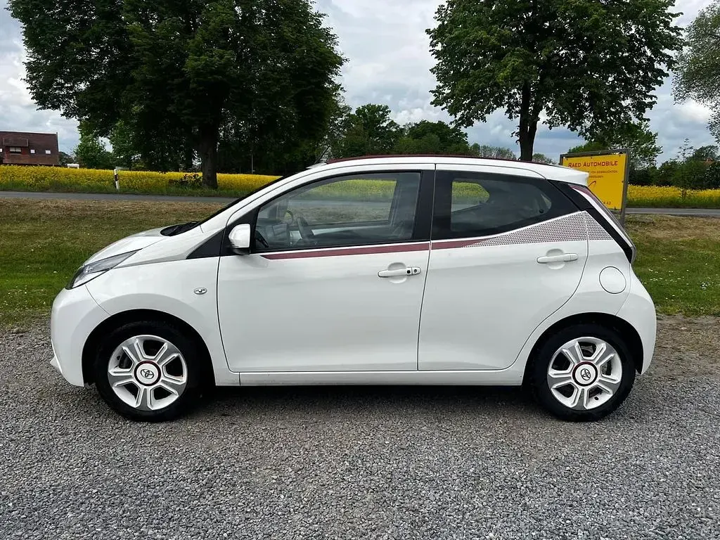 Używany Toyota Aygo 69 KM (50 kW) 2017 Biały Hatchback