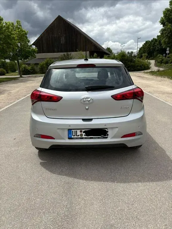 Gebraucht Hyundai i20 101 PS (74 kW) 2018 Silber Limousine