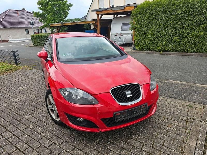 Rot Gebraucht 2009 Seat Leon Limousine | 2.455 € (Guter Preis) - Bild 1/4