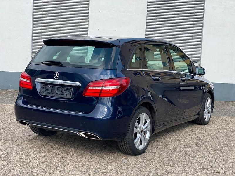 Gebraucht Mercedes B200 156 PS (114 kW) 2018 Blau Van / Kleinbus