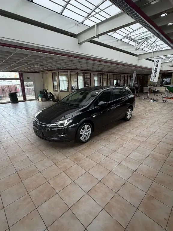 Gebraucht Opel Astra Edition 105 PS (77 kW) 2018 Schwarz Kombi