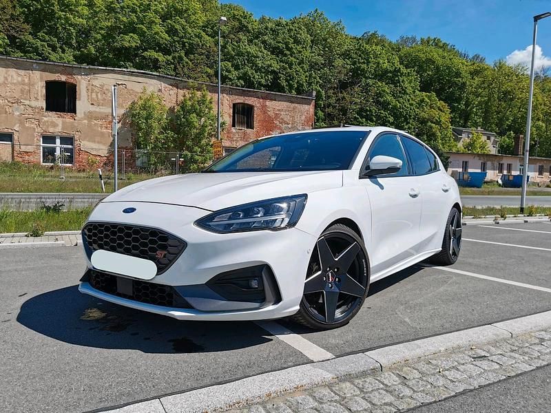 Weiß Gebraucht 2019 Ford Focus Sport Limousine | 17.380 € (Etwas zu teuer) - Bild 1/4