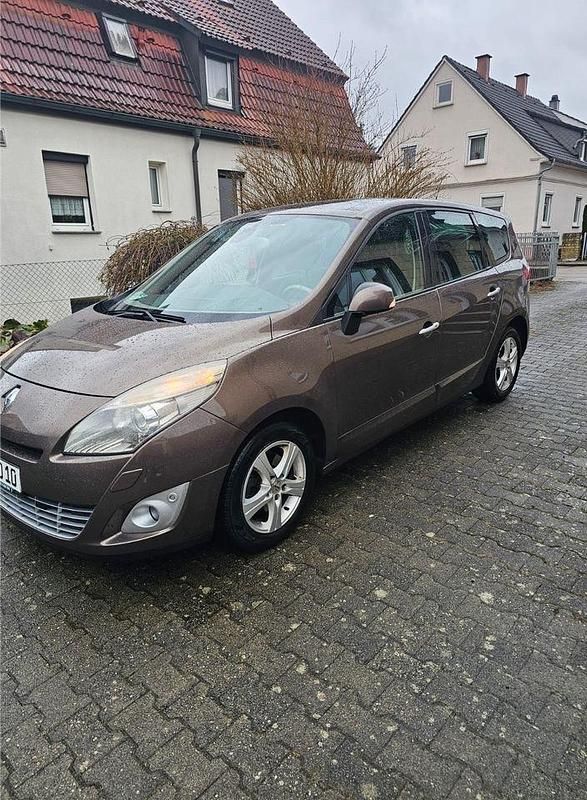 Gebraucht Renault Grand Scénic III 131 PS (96 kW) 2010 Braun Van / Kleinbus