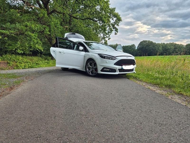 Weiß Gebraucht 2017 Ford Focus Sport Limousine | 15.650 € (Fairer Preis) - Bild 1/4