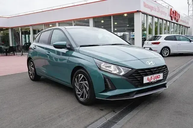Neu Hyundai i20 79 PS (58 kW) 2025 Mangrovegreenmet. Kleinwagen