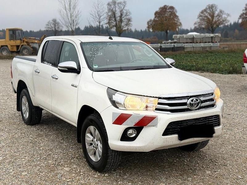 Weiß Gebraucht 2016 Toyota HiLux Comfort Abholung | 17.999 € - Bild 1/4