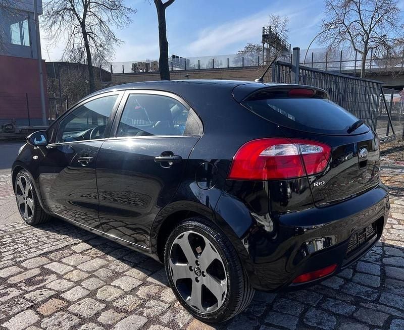 Gebraucht Kia Rio 109 PS (80 kW) 2013 Schwarz Limousine