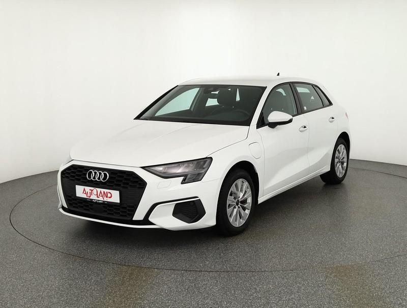 Weiß Gebraucht 2021 Audi A3 Sportback e-tron Kleinwagen | 24.490 € (Teuer) - Bild 1/4