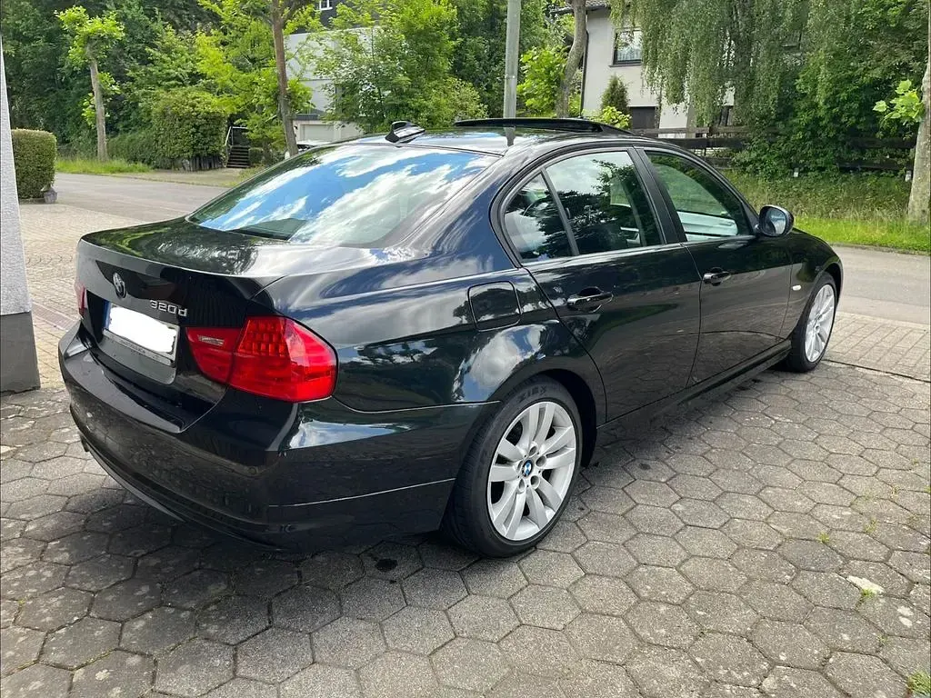 Gebraucht BMW 320 177 PS (130 kW) 2010 Schwarz Limousine